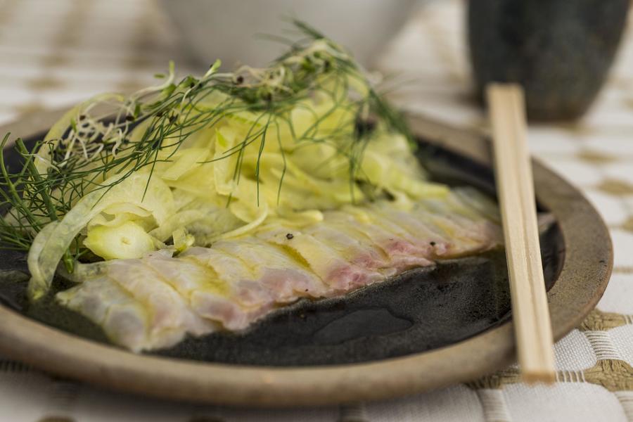  Carpaccio de Saint-Pierre com Emulsão de Limão e Salada de Erva-Doce Fresca