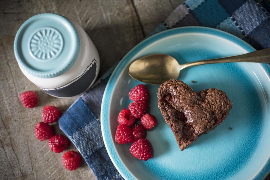 Brownie com Pistache e Framboesa e Calda de Chocolate