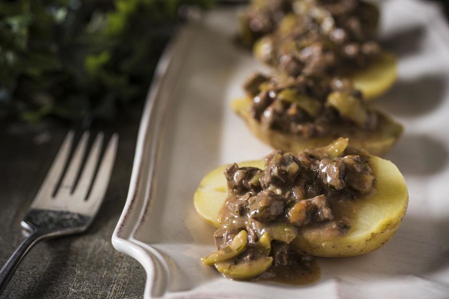 Batata Assada com Picadinho de Carne e Azeitona