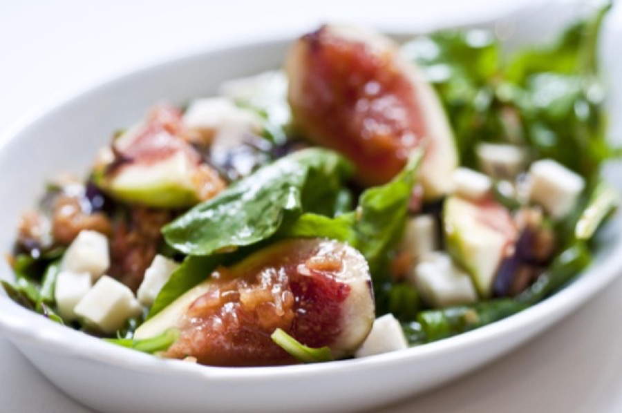 Salada de Figo com Queijo de Cabra e Vinagrete de Romã