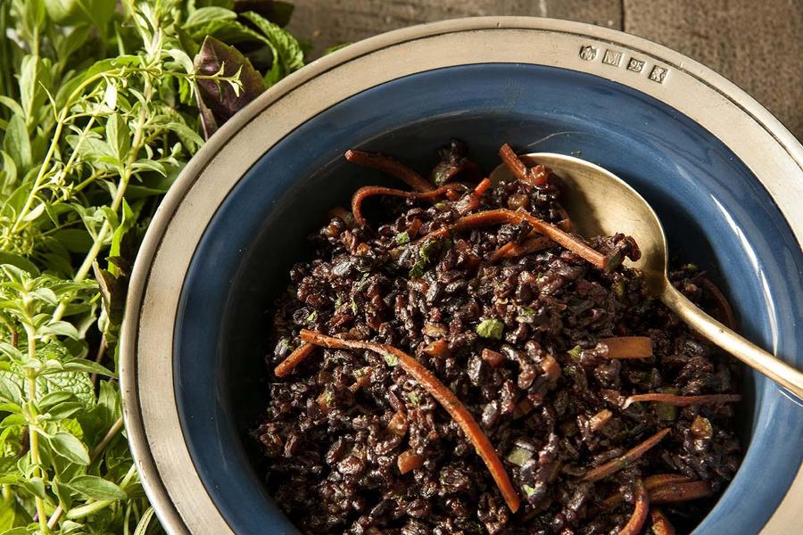 Arroz Negro com Legumes Crocantes