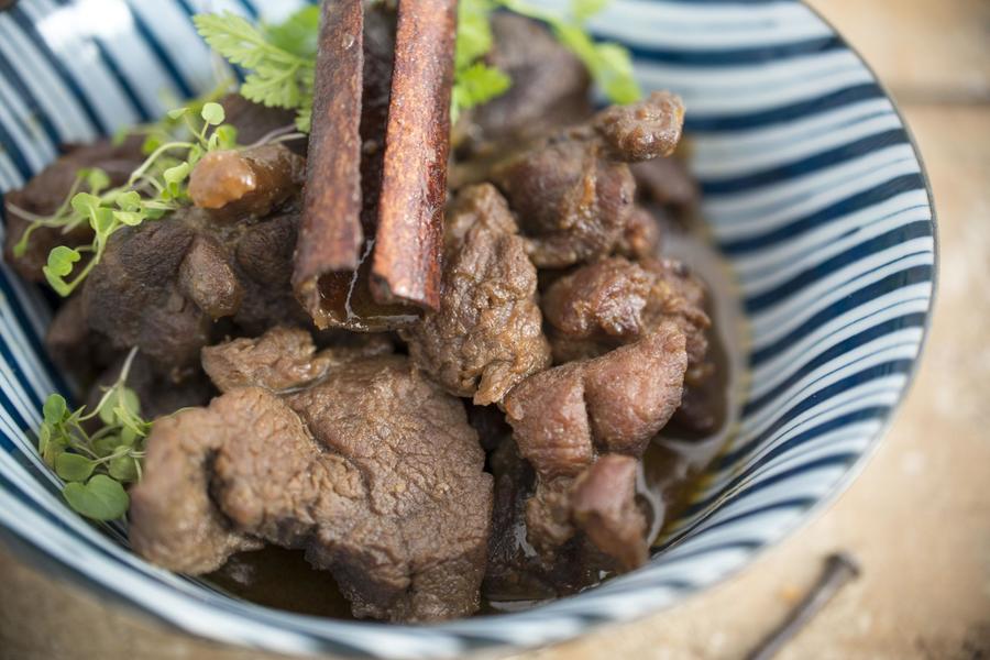  Épaule d’Agneau au Vin Blanc Épicé