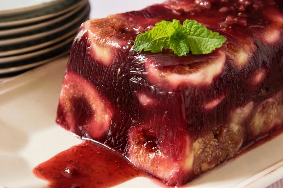 Terrine de Figo com Calda de Framboesa