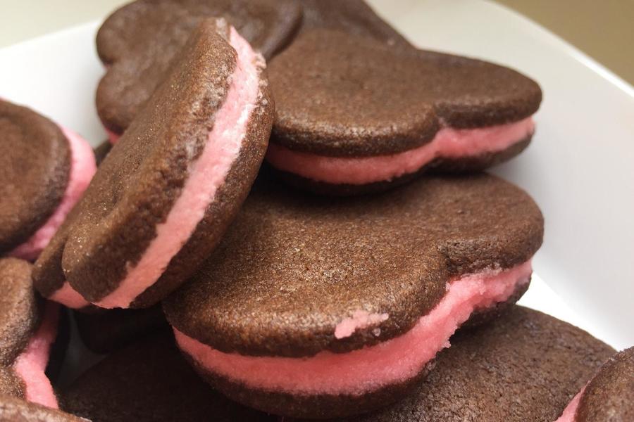 Biscoito de Chocolate Recheado com Baunilha Rosa