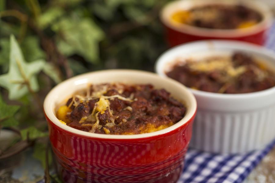 Polenta Gratinada com Ragu de Calabresa