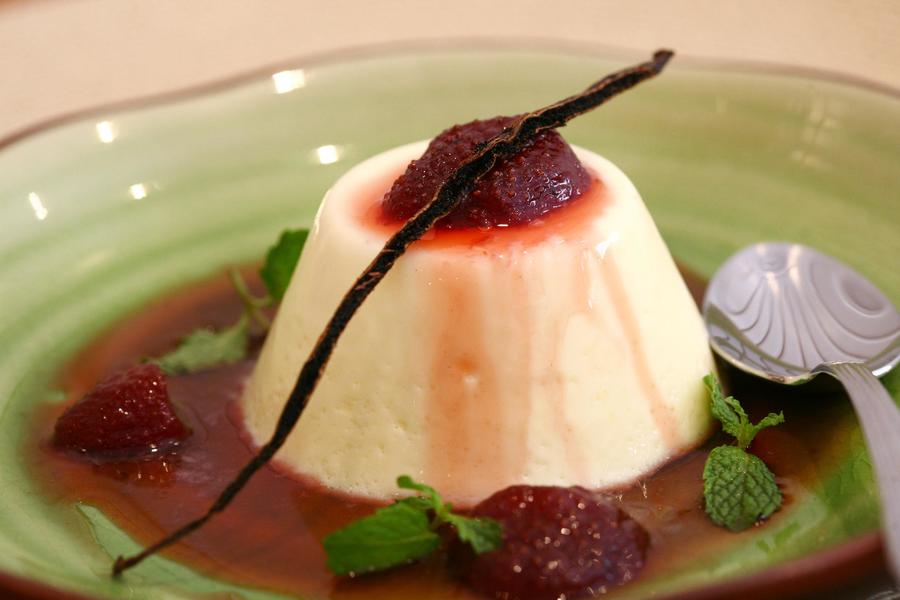 Panna Cotta com Molho Quente de Morangos