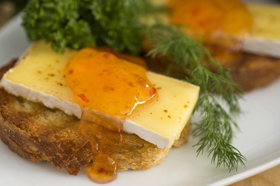 Crostini de Queijo Brie com Geleia de Pimenta