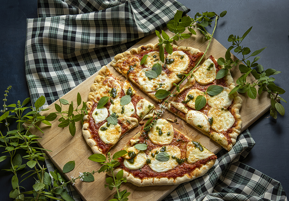 Pizza de Massa Rápida de Mussarela de Búfala, Pesto de Manjericão e Pinoli