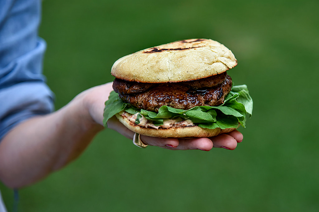 Hambúrguer de Fraldinha com Portobello, Maionese de Tomate Seco e Mistura Picante