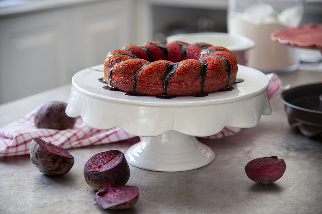 Bolo de Beterraba com Calda de Chocolate