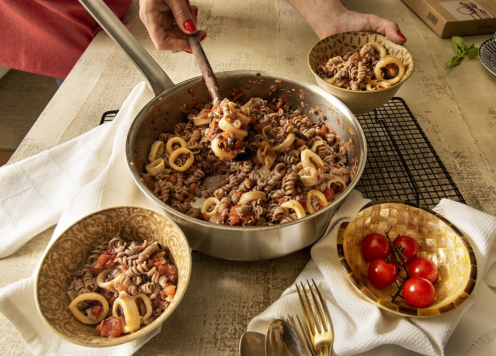 Fusilli ao Molho Arrabbiata com Lulas Grelhadas e Azeitonas Pretas