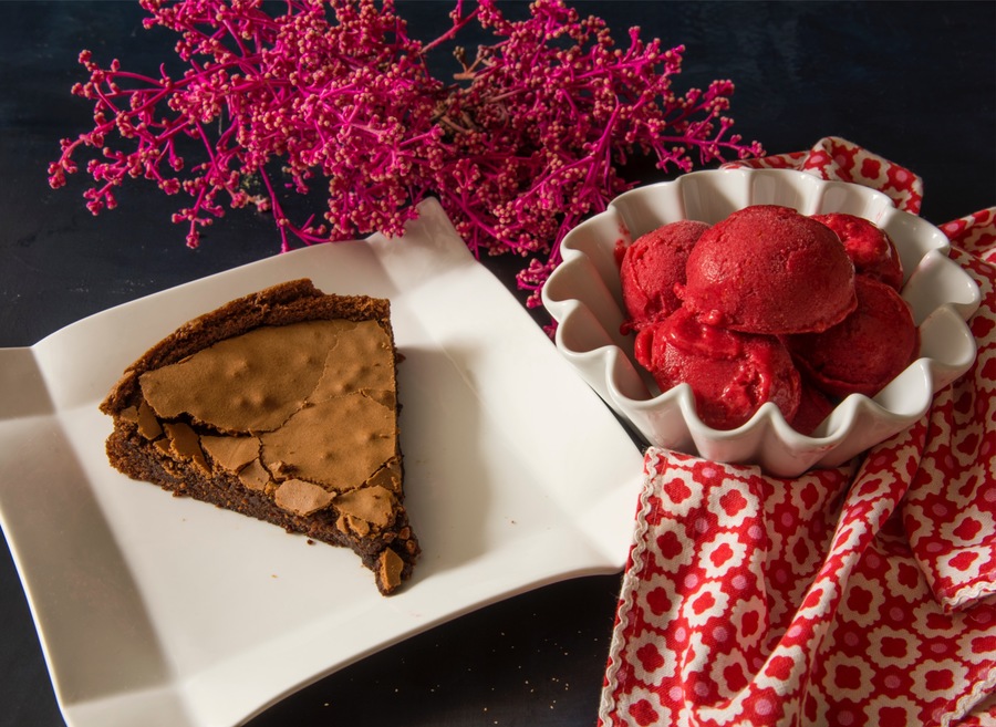 Bolo de Chocolate à Cantinho com Gelado de Morango