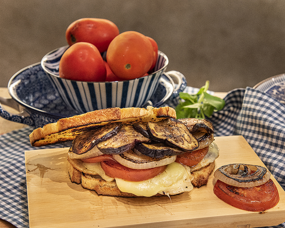 Hambúrguer de Berinjela com Mozzarella Defumada e Tapenade