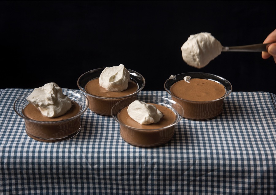 Mousse Clássica de Chocolate Tá na mesa