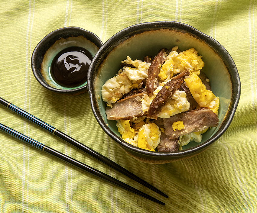 Ovos Fritos com Costelinha de Porco à Chinesa