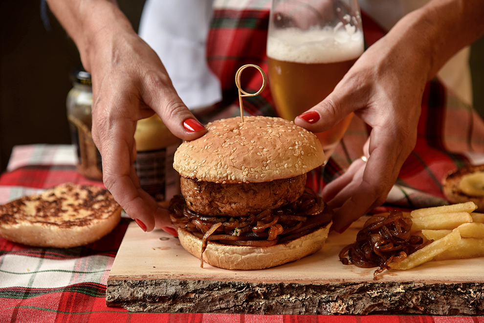 Hambúrguer de Pernil de Porco com Gengibre, Batata e Cebola