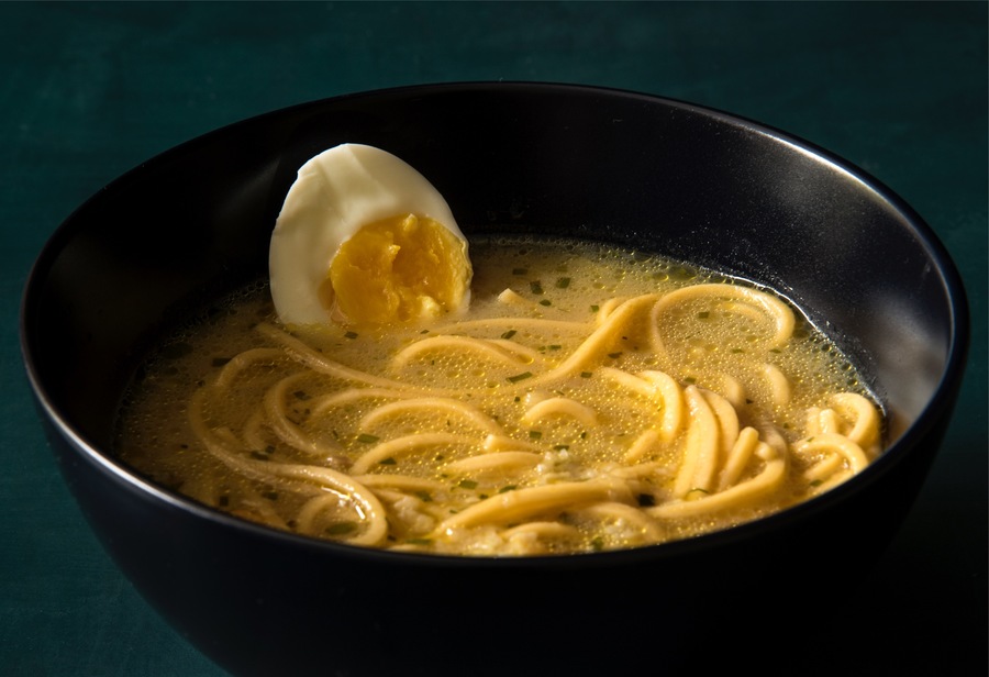 Sopa de Macarrão com Frango Marinado