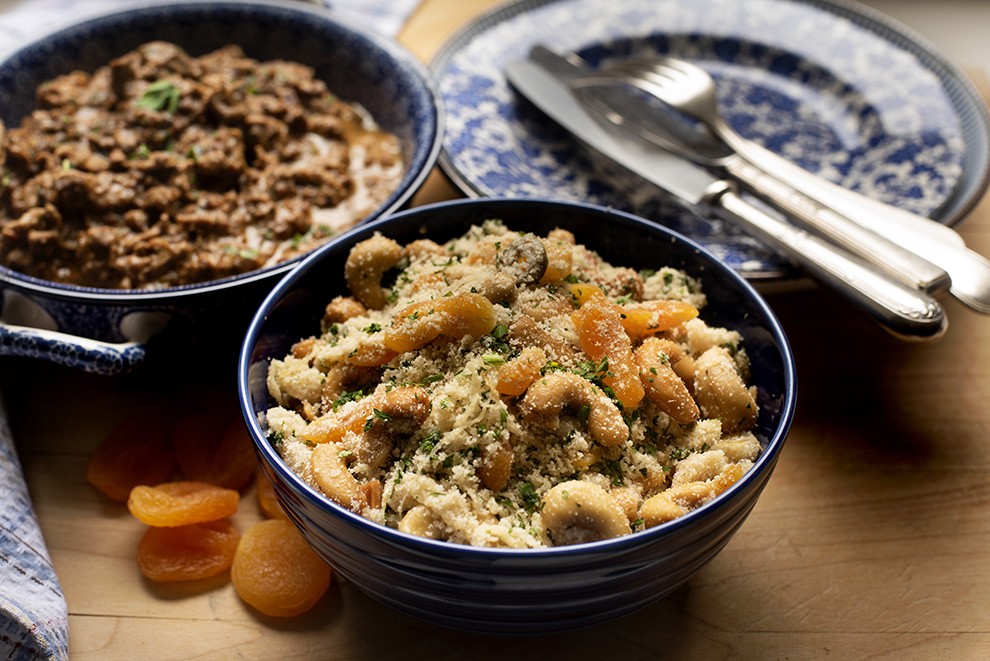 Farofa de Damasco e Castanha de Caju com Picadinho de Filé-Mignon