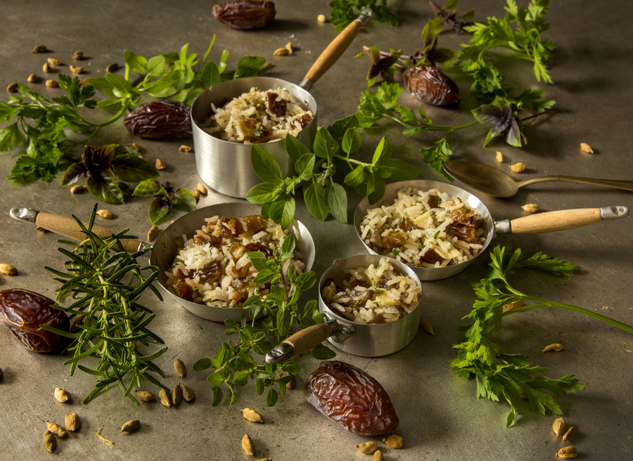 Arroz de Tâmaras com Especiarias e Ervas Frescas