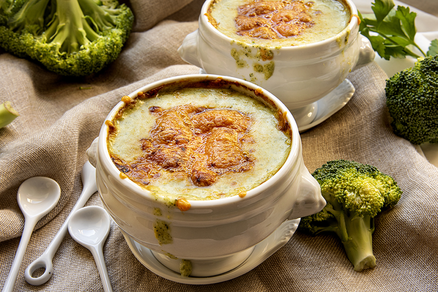 Sopa de Brócolis com Crosta de Cheddar