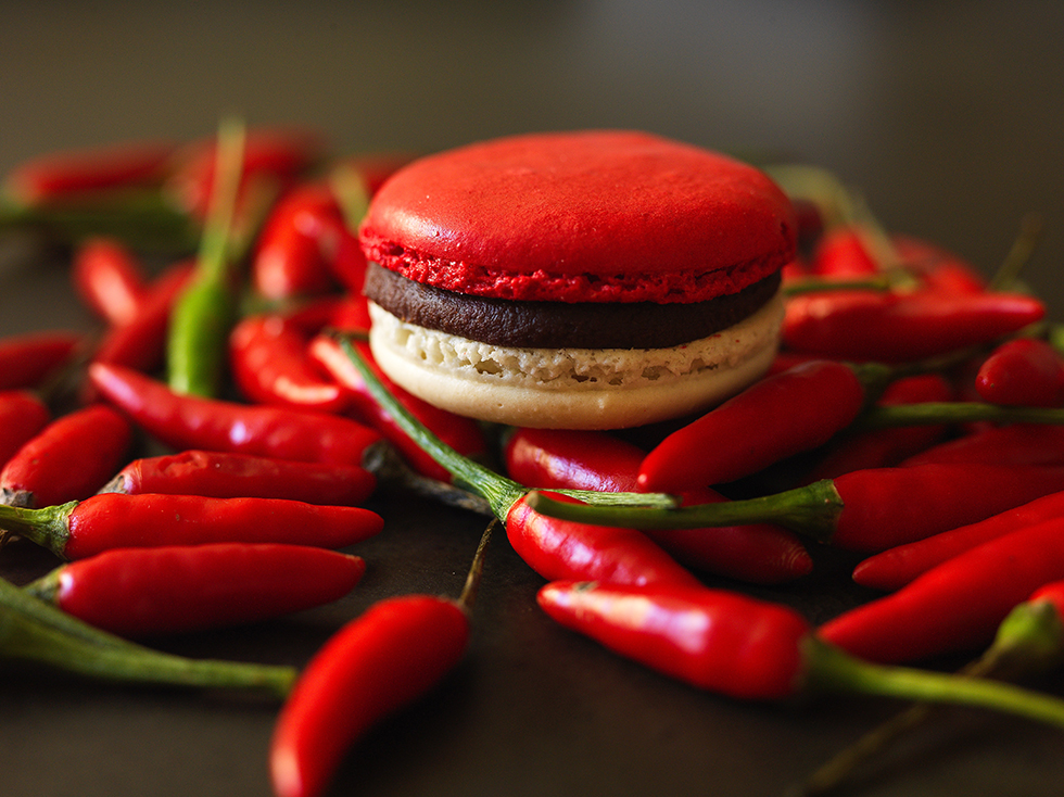 Macaron com Recheio de Chocolate Meio Intenso e Pimenta-Malagueta