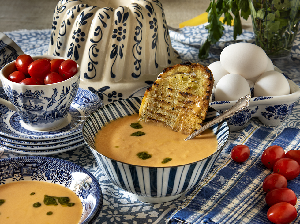 Sopa de Tomate com Pesto de Manjericão