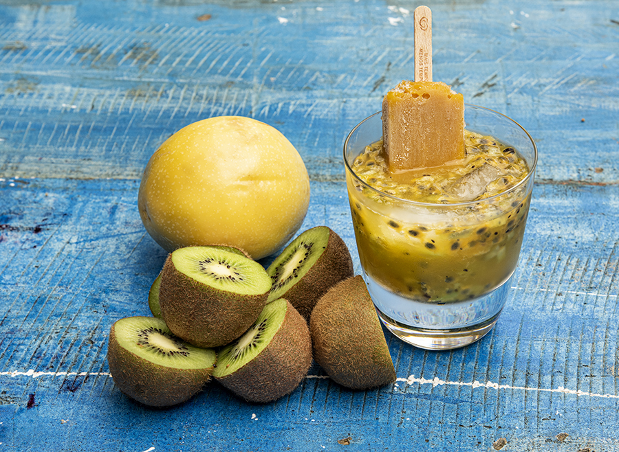 Caipiroska de Kiwi e Maracujá com Picolé