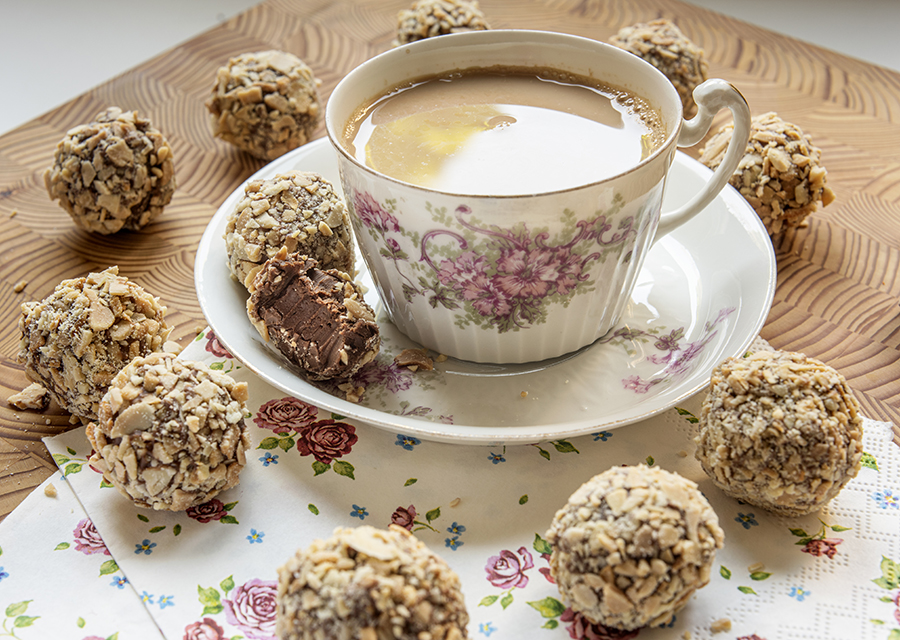 Trufa de Chocolate ao Leite com Café e Crocante de Amêndoa