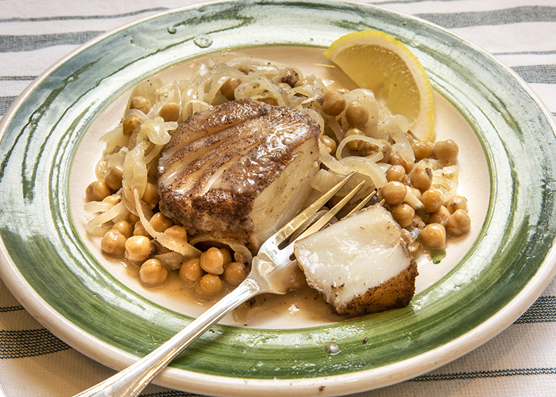 Bacalhau com Crosta de Canela, Molho de Grão-de-Bico e Hortelã