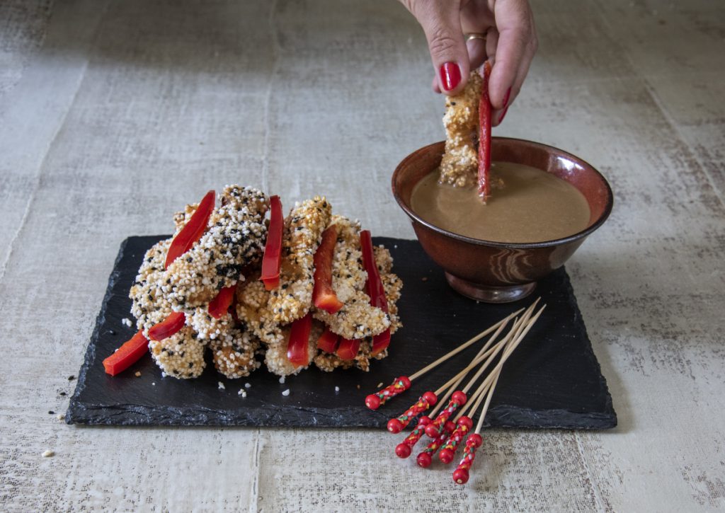 Iscas de Peixe com Tapioca e Gergelim com Molho de Gengibre