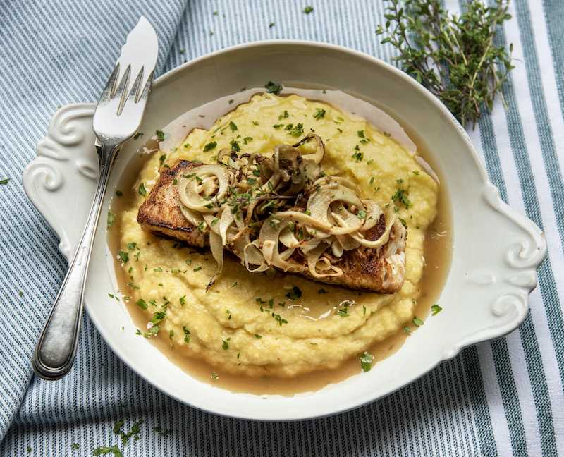 Filé de Robalo com Palmito Caramelizado e Purê de Banana-da-Terra