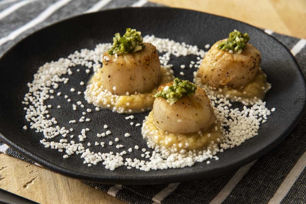 Vieiras com Tapioca, Gremolata de Coentro e Molho de Manteiga, Gengibre e Limão