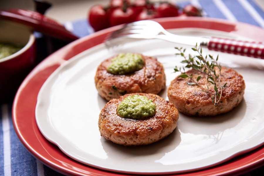 Hambúrguer de Salmão com Maionese de Abacate