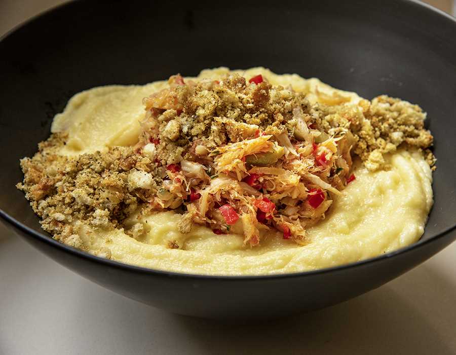 Bacalhau com Polenta Cremosa e Farofa Italiana