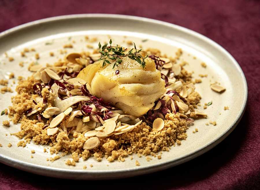 Bacalhau Assado com Amêndoa, Erva-Doce e Radicchio