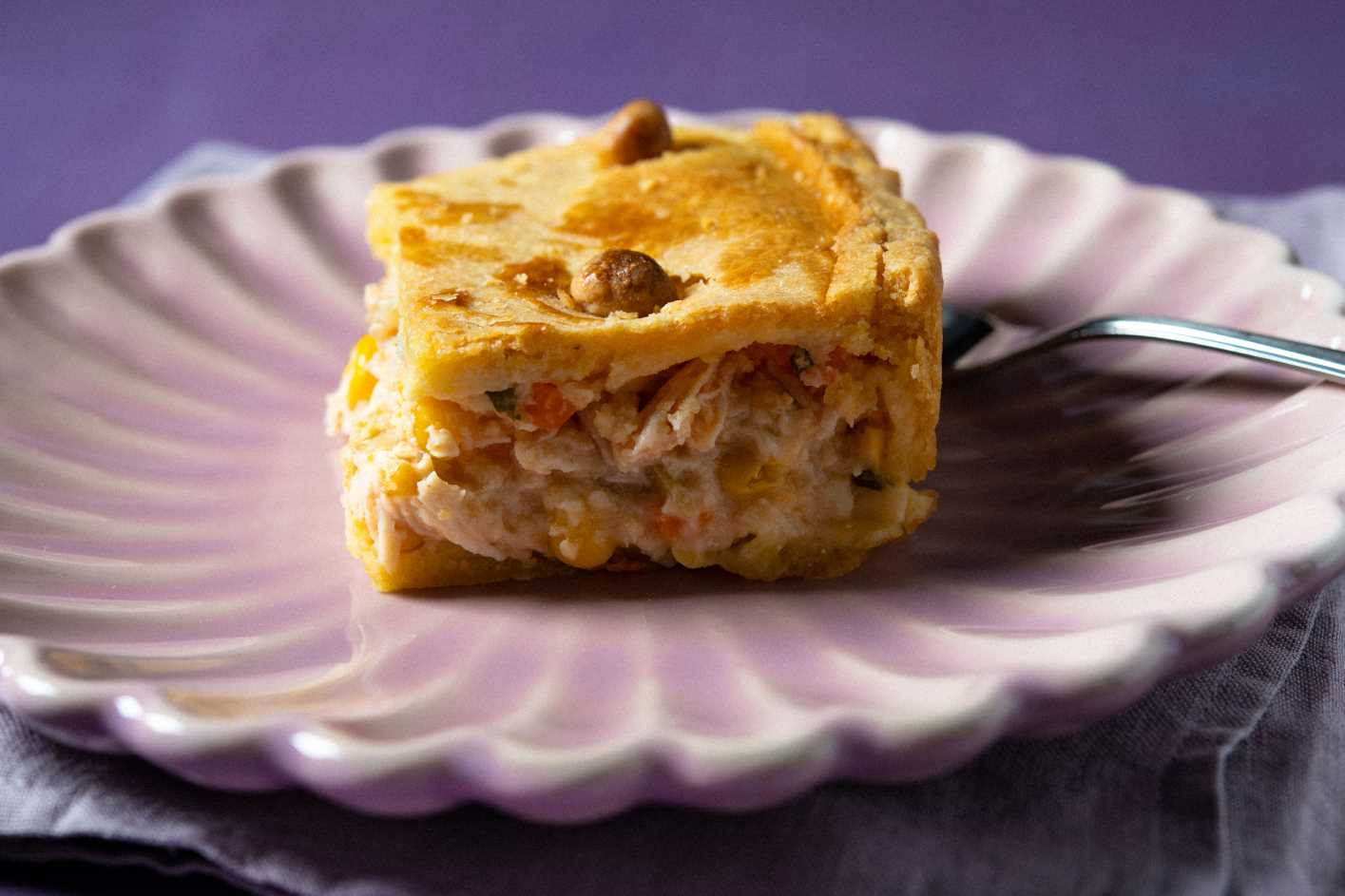 Torta de Frango e Milho Verde com Massa Crocante de Fubá