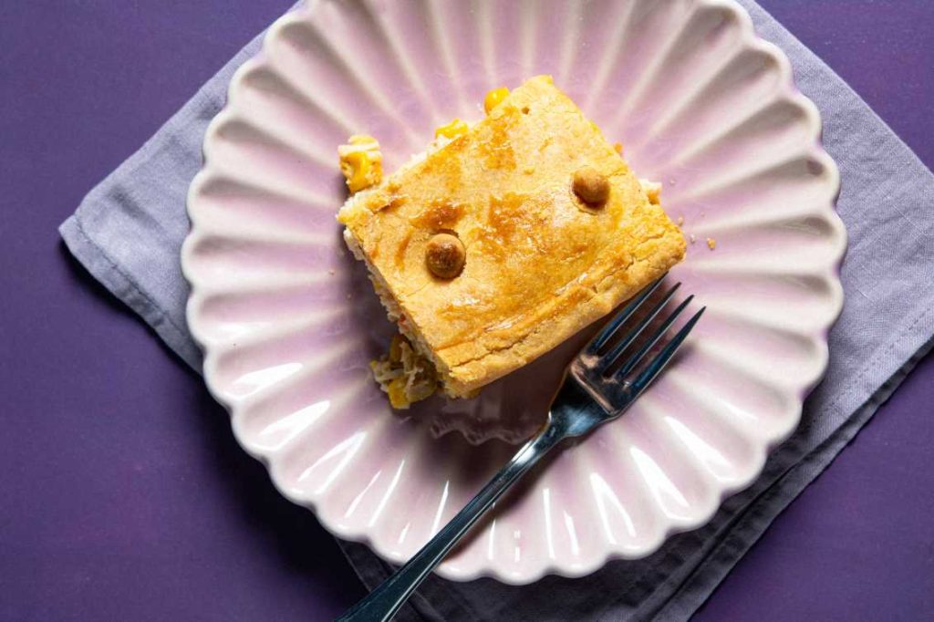 Torta de Frango e Milho Verde com Massa Crocante de Fubá