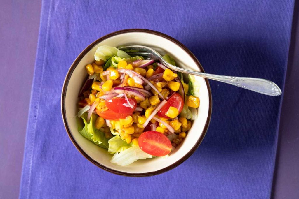 Salada de Milho Verde Dourado com Tomate e Manjericão