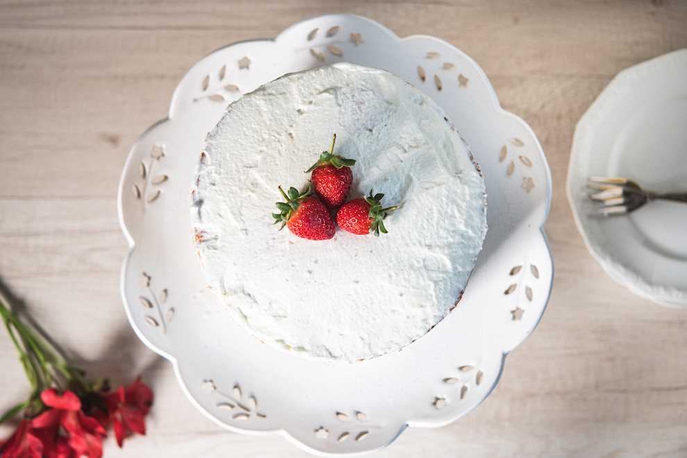 Bolo de Aniversário com Morango e Chantilly