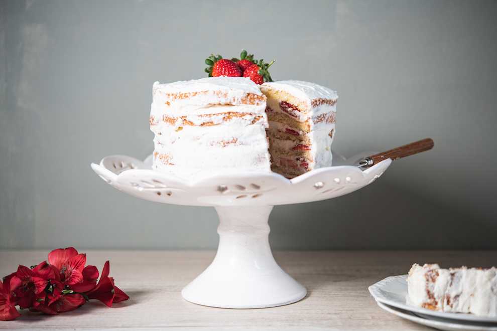 Bolo de Aniversário com Morango e Chantilly