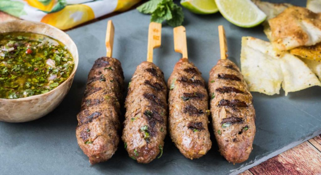 Kafta no Espeto com Chimichurri de Hortelã e Crostini de Pão Sírio