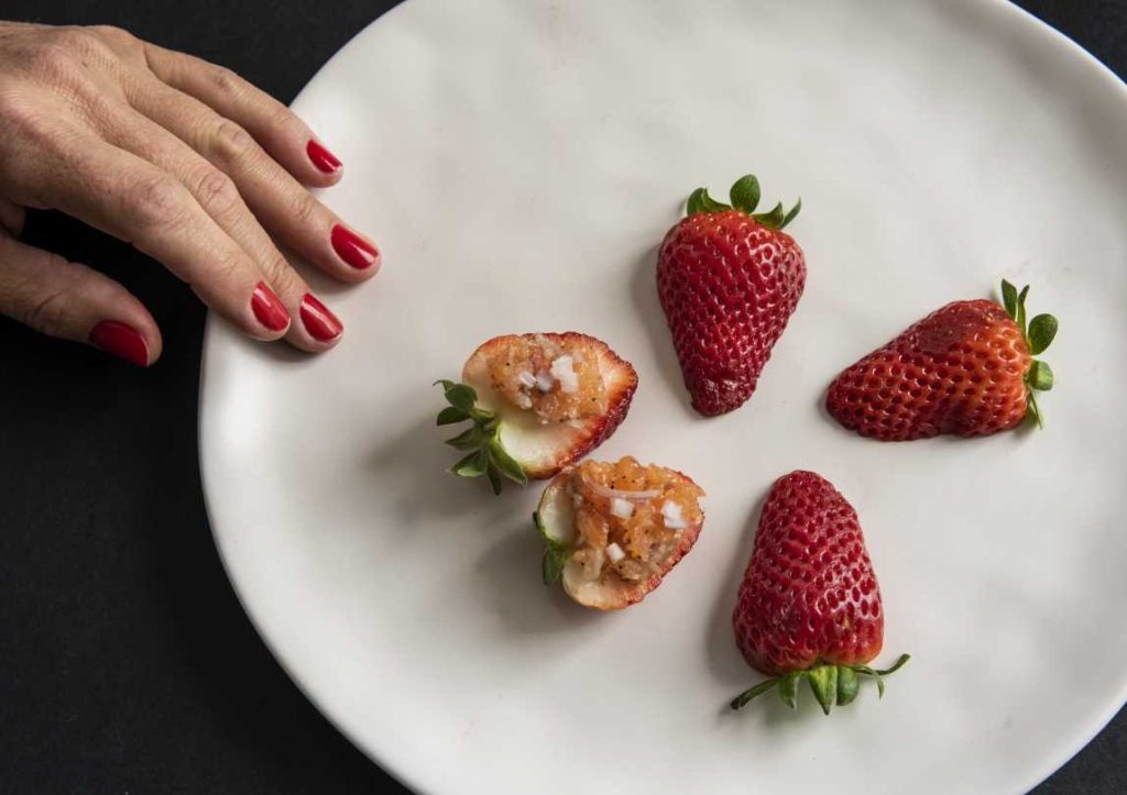 Canapé de Morango com Tartar de Salmão