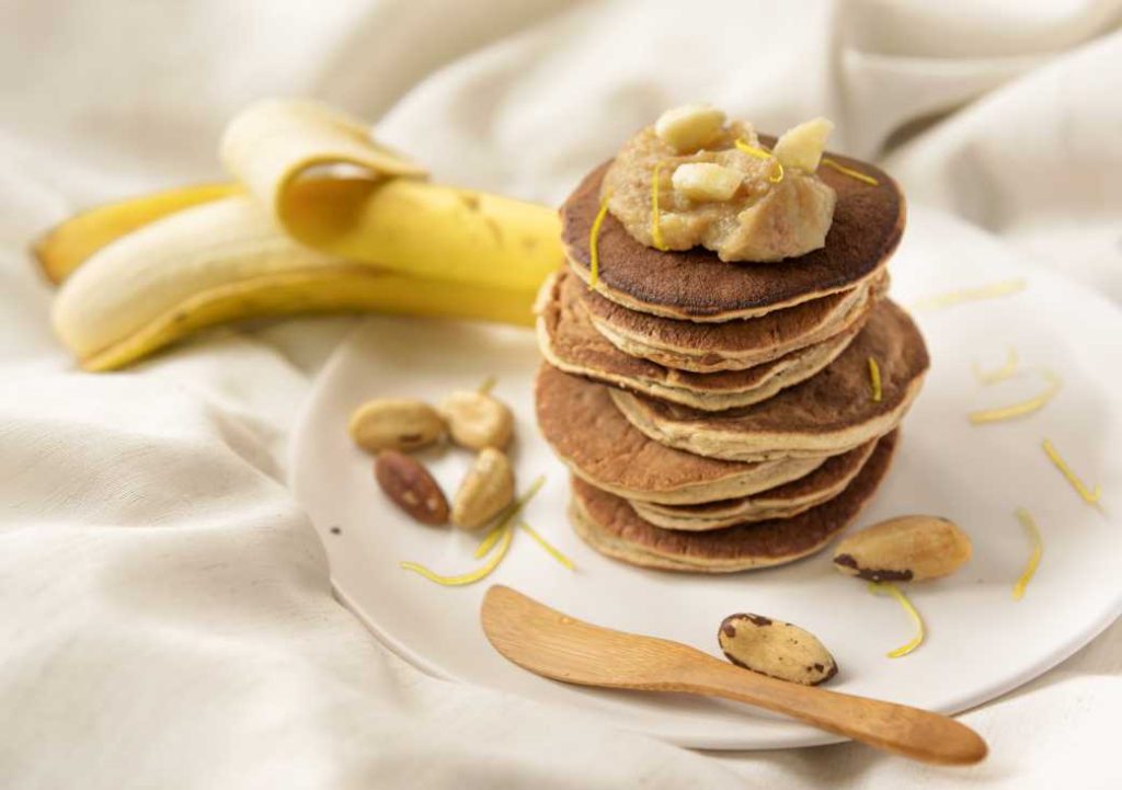 Panqueca de Banana, Castanhas e Creme de Laranja