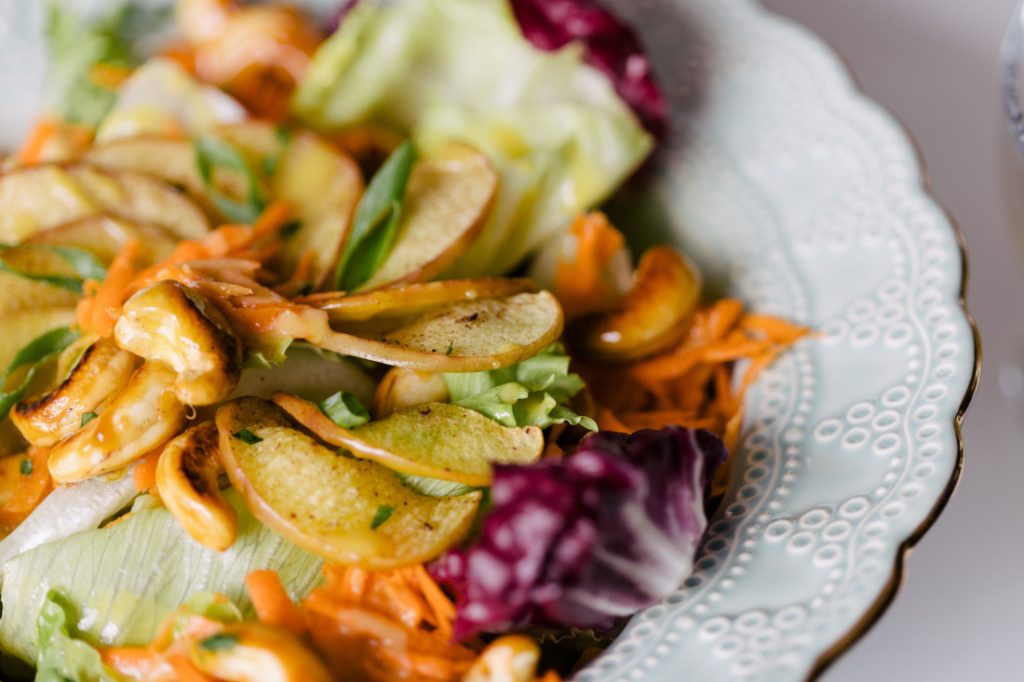 Salada Caramelizada com Maçã, Coco e Castanha ao Molho de Mostarda