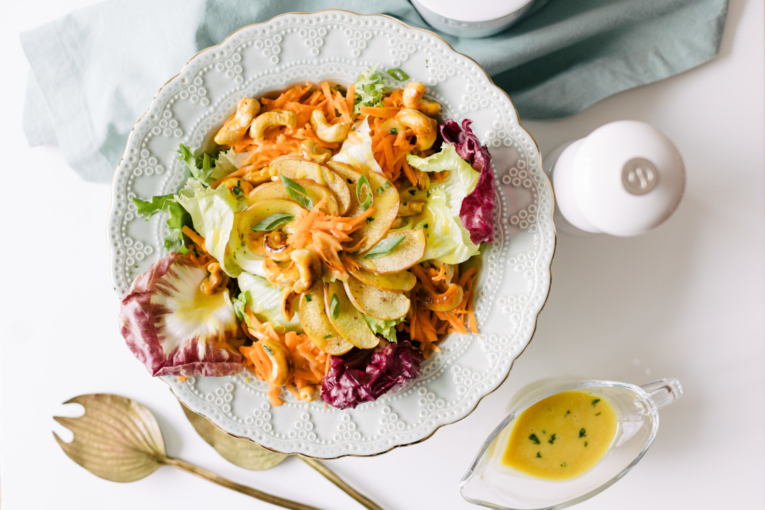 Salada Caramelizada com Maçã, Coco e Castanha ao Molho de Mostarda