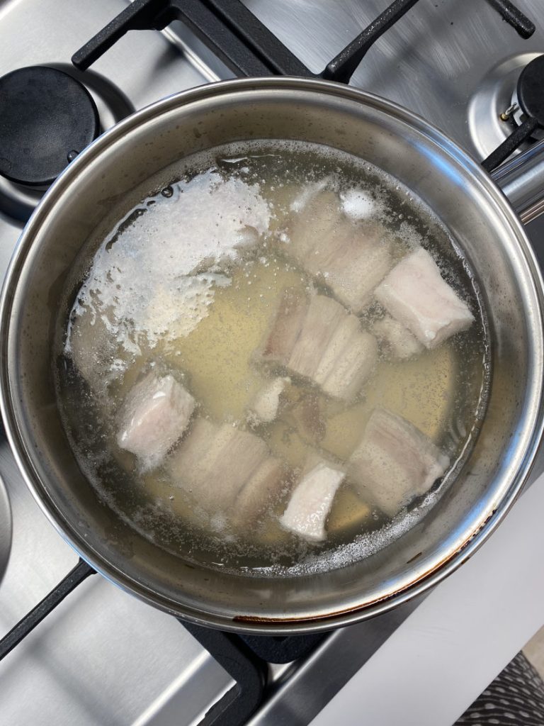 Buta no Kakuni (Pancetta Cozida Lentamente Caramelizada com Shoyu)