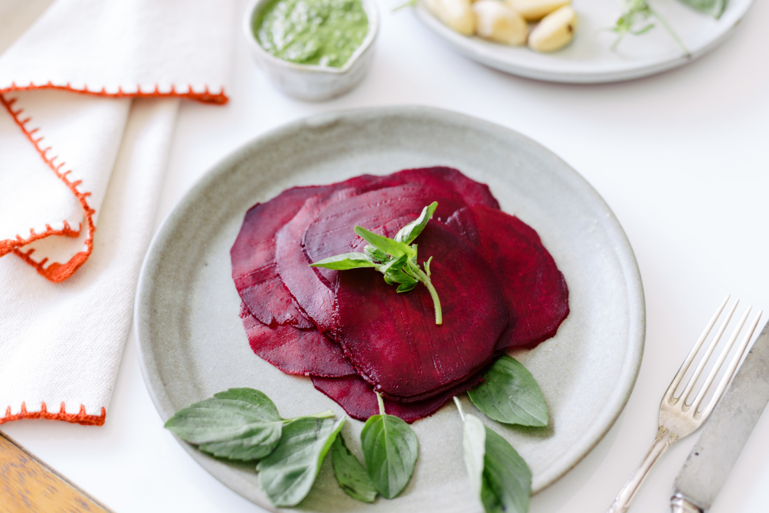 Carpaccio de Beterraba com Pesto de Rúcula e Castanha