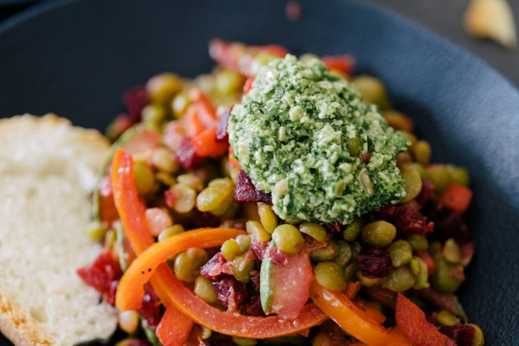 Salada de Lentilha com Legumes e Pesto de Semente de Girassol