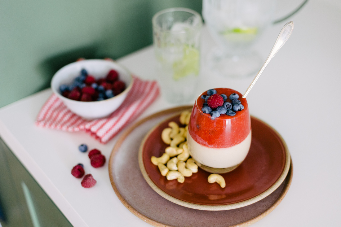 Panna Cotta de Castanha de Caju com Coulis de Morango