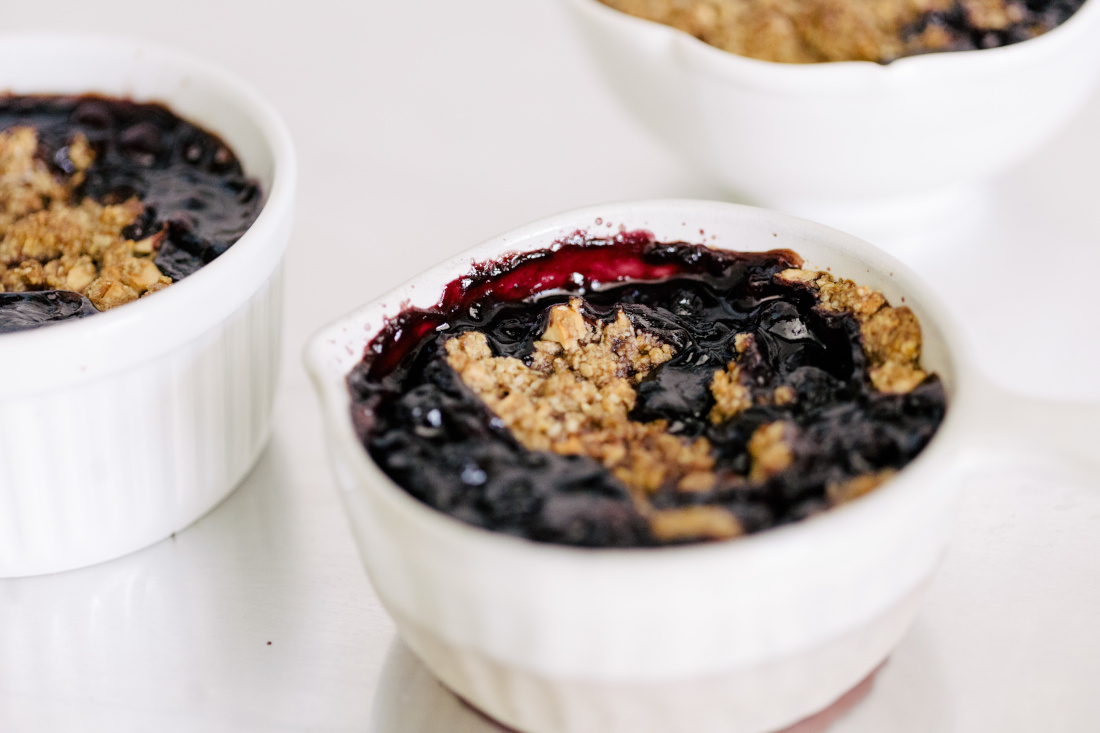 Crumble de Jabuticaba e Mirtilo